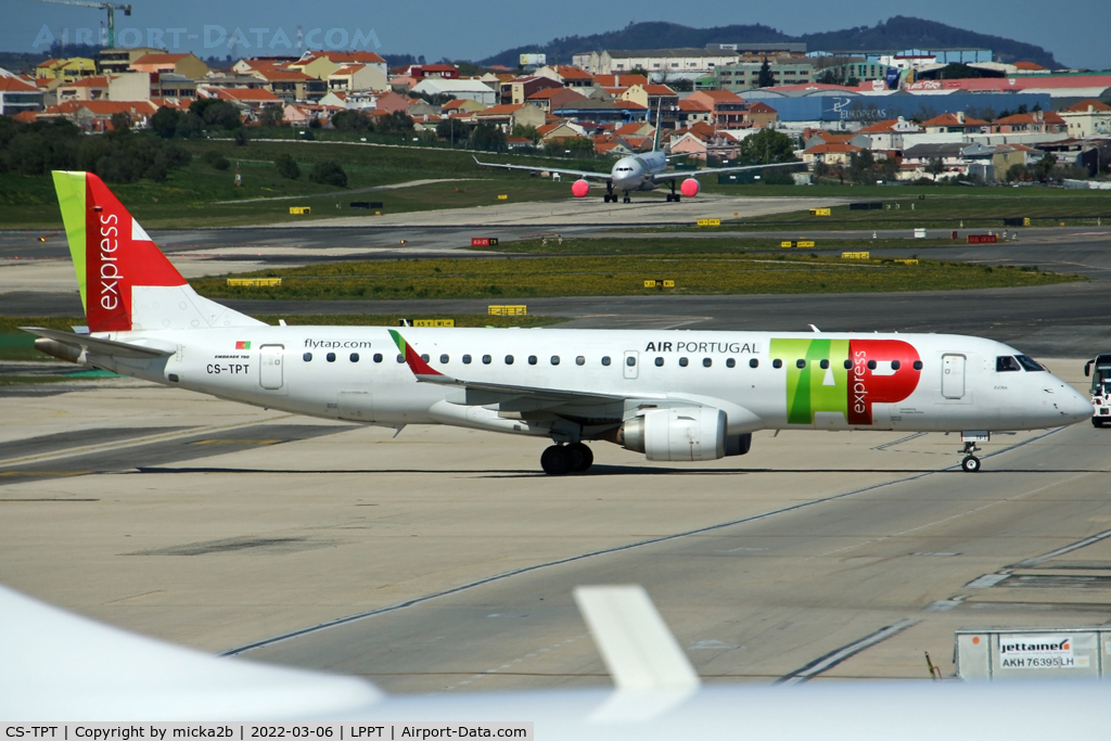 CS-TPT, 2011 Embraer 190LR (ERJ-190-100LR) C/N 19000495, Taxiing