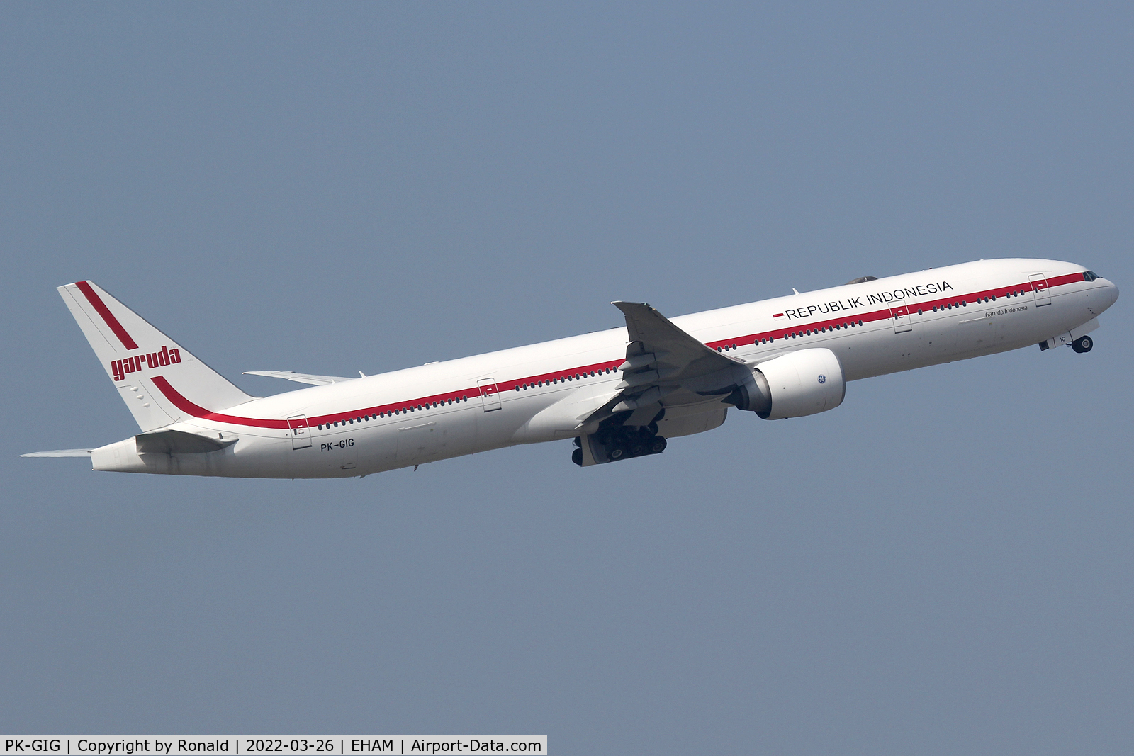 PK-GIG, 2014 Boeing 777-3U3/ER C/N 29143, at spl