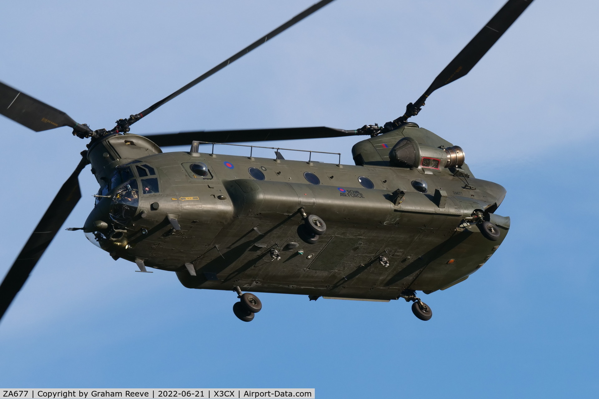 ZA677, 1981 Boeing Vertol Chinook HC.4 C/N M/A008/B-824/M7012, On approach to Northrepps.