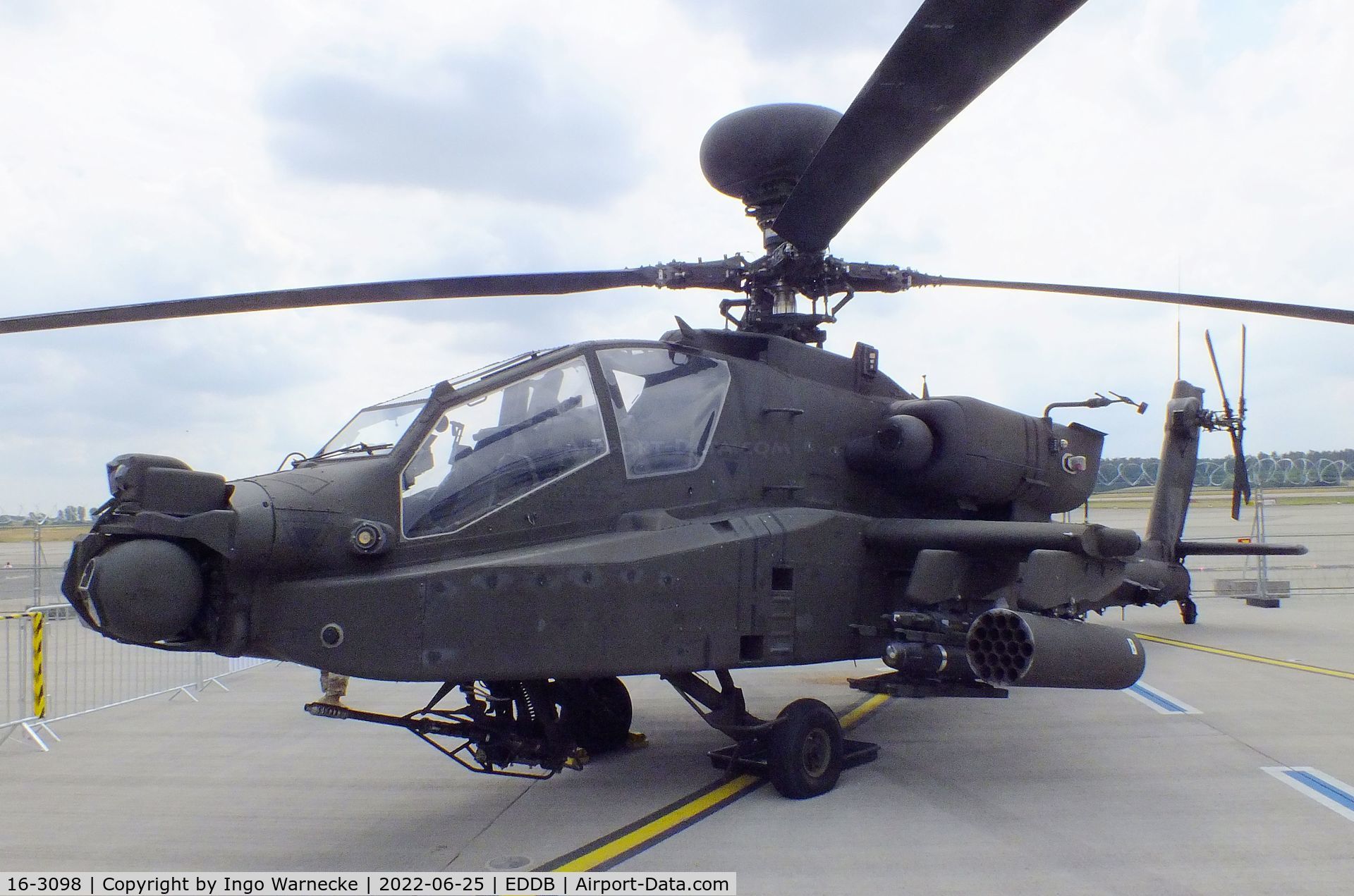 16-3098, 2016 Boeing AH-64E C/N NM098, Boeing AH-64E Apache Guardian of the US Army at ILA 2022, Berlin