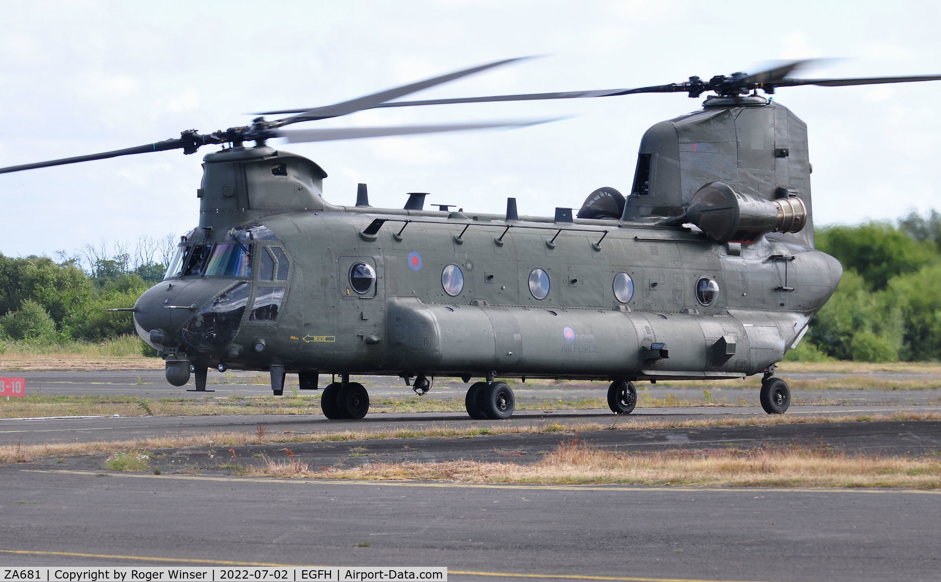 ZA681, Boeing Vertol Chinook HC.4 C/N MA012/M7002, RAF helicopter of the Chinook Display Team.