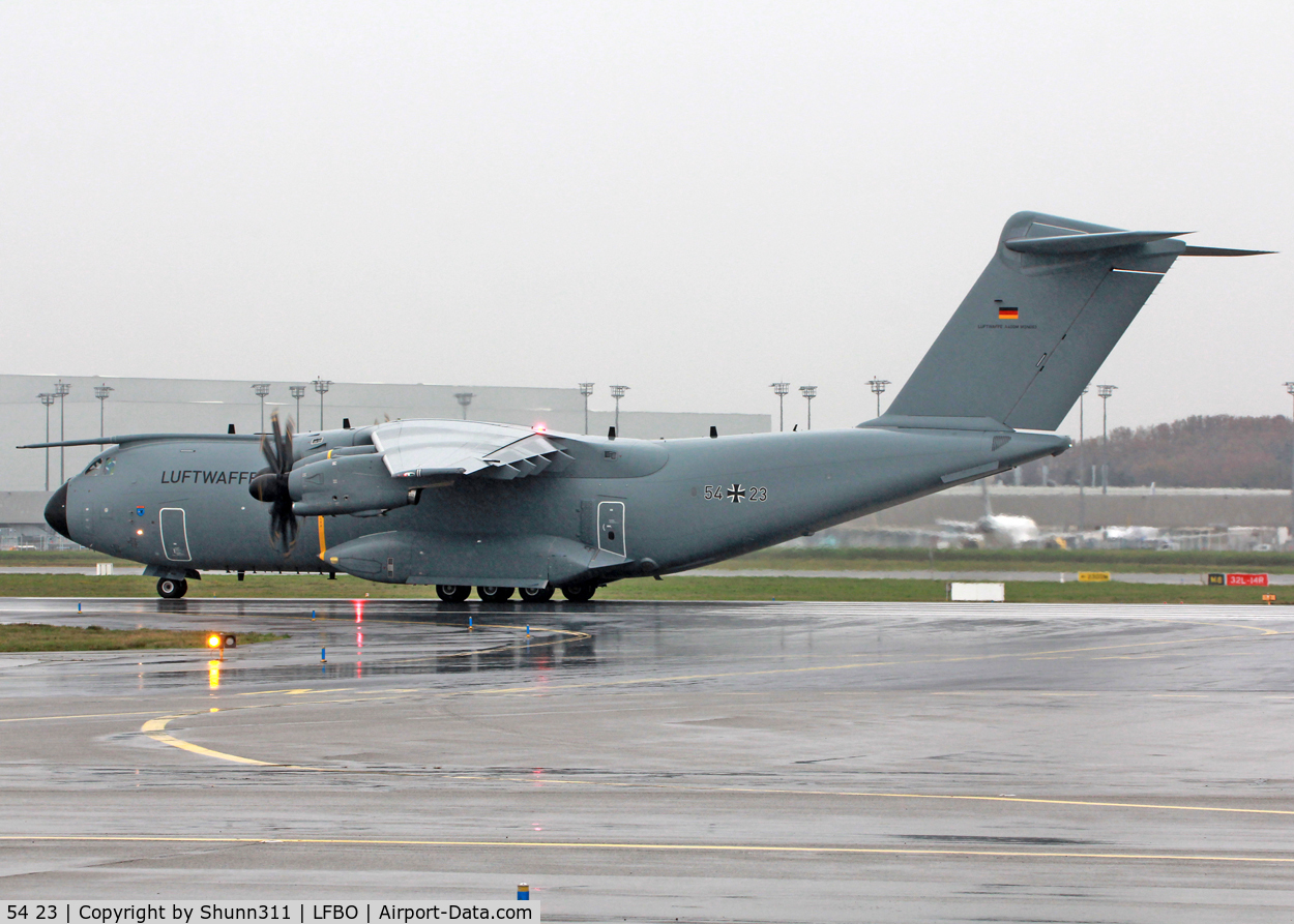54 23, 2018 Airbus A400M Atlas C/N 083, Ready for departure rwy 14L