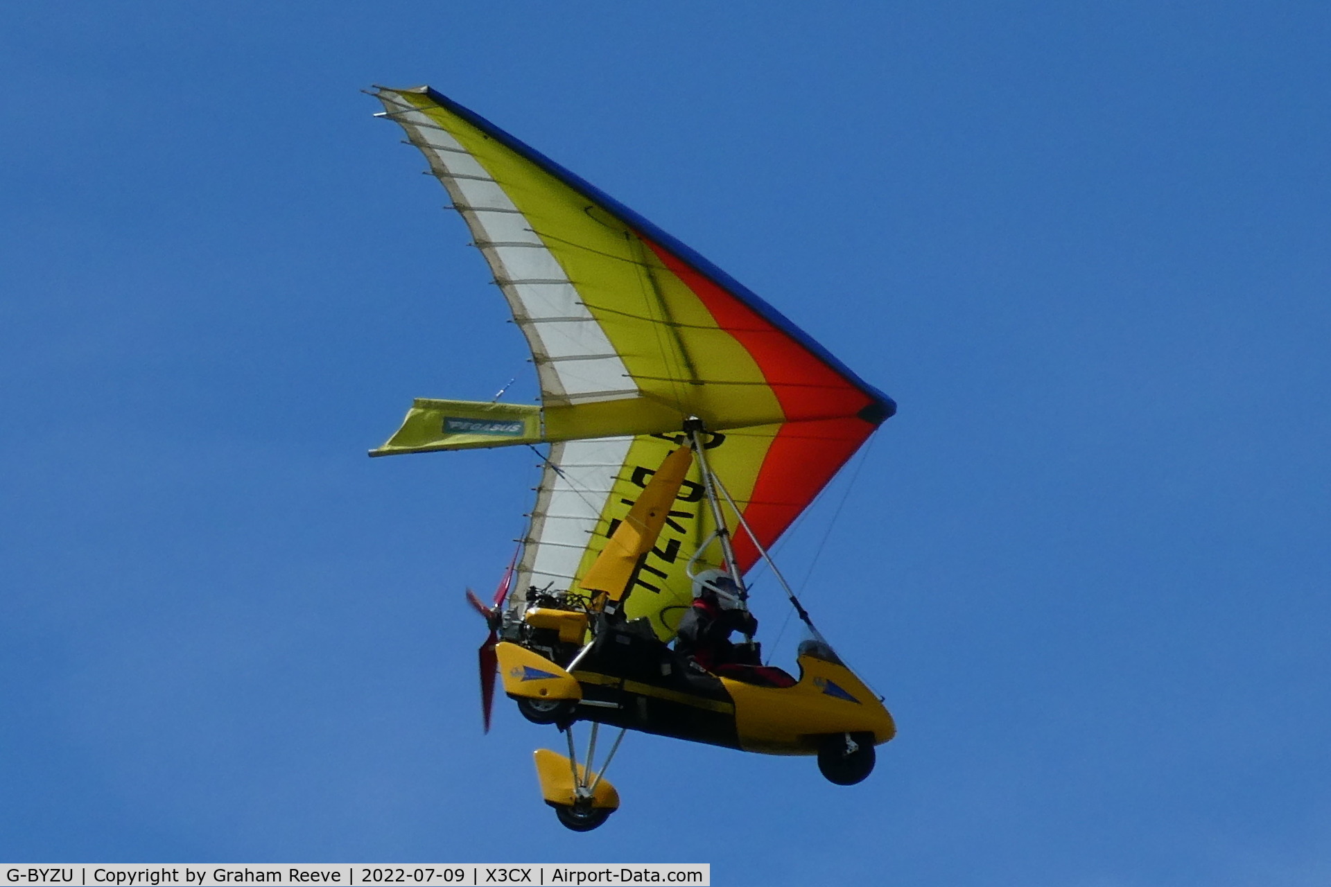 G-BYZU, 2000 Pegasus Quantum 15 C/N 7613, Landing at Northrepps.