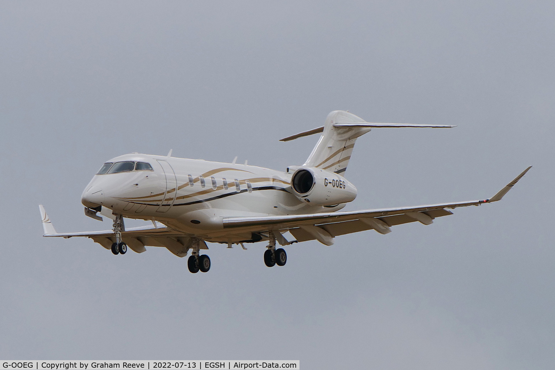 G-OOEG, 2018 Bombardier Challenger 350 (BD-100-1A10) C/N 20733, Landing at Norwich.