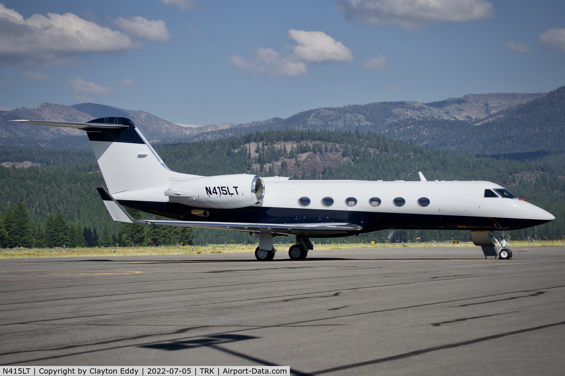 N415LT, 2015 Gulfstream Aerospace G-IV C/N 1367, Truckee airport in California 2022.