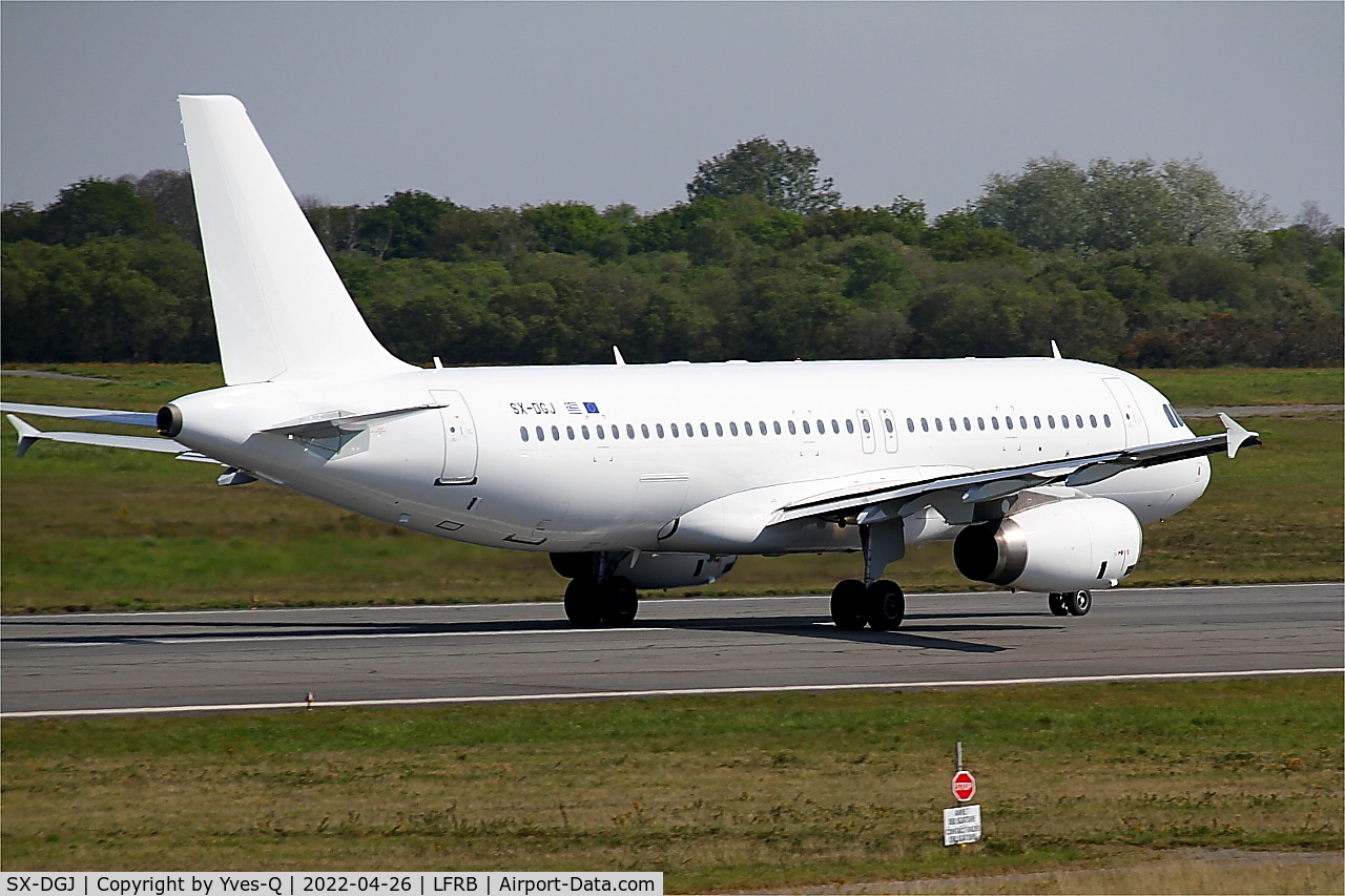 SX-DGJ, 2007 Airbus A320-232 C/N 3316, Airbus A320-232, Take off run rwy 07R, Brest-Bretagne airport (LFRB-BES)