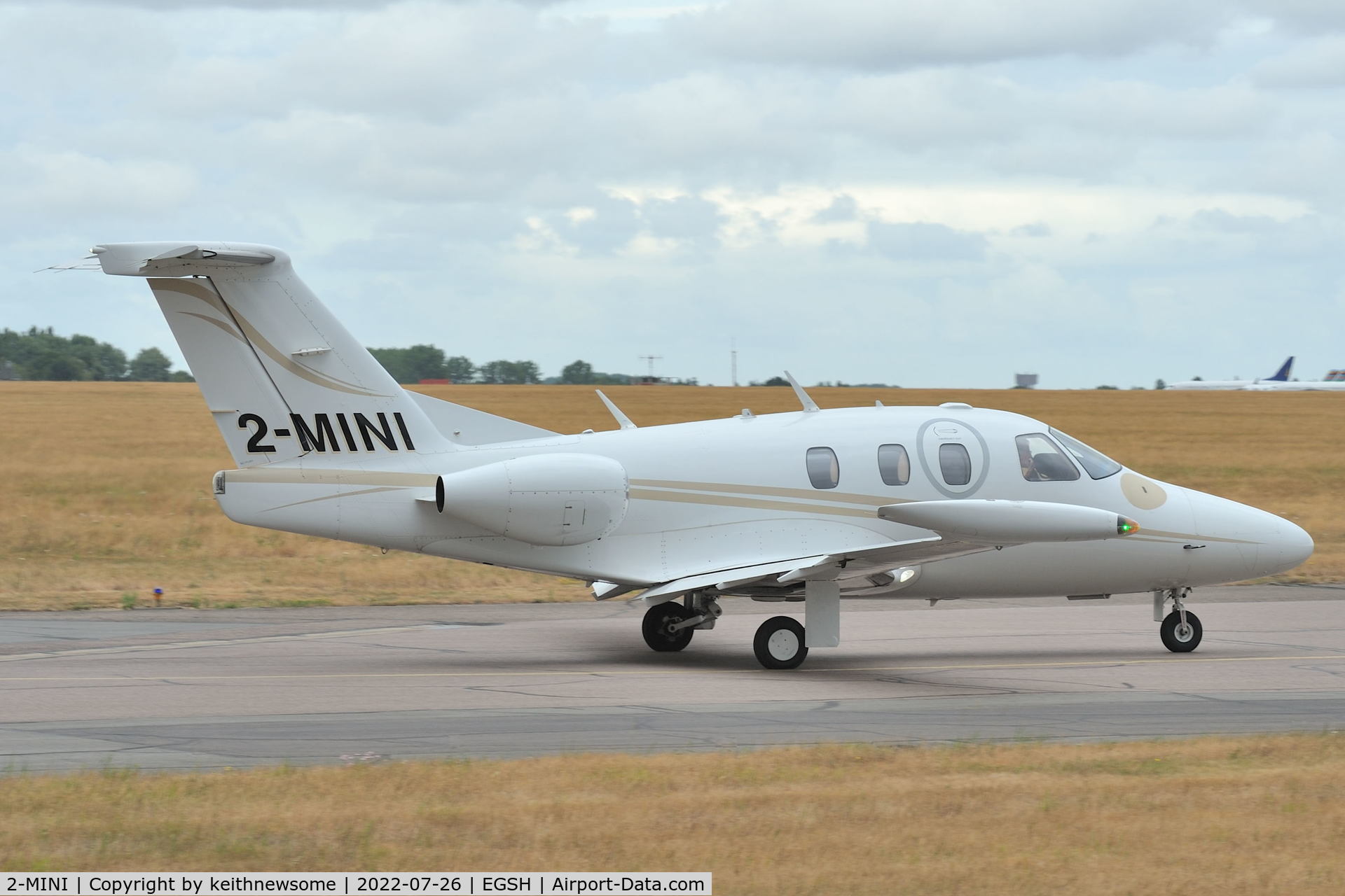 2-MINI, 2008 Eclipse Aviation Corp EA500 C/N 000198, Leaving Norwich for Leeds / Bradford.