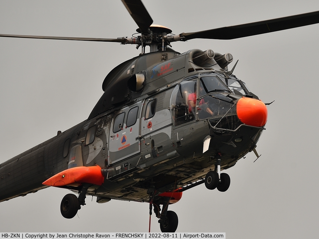 HB-ZKN, 2008 Aérospatiale AS-332C-1 Super Puma C/N 9010, SAF International dans la fumée du feu de Belin Beliet - Hostens