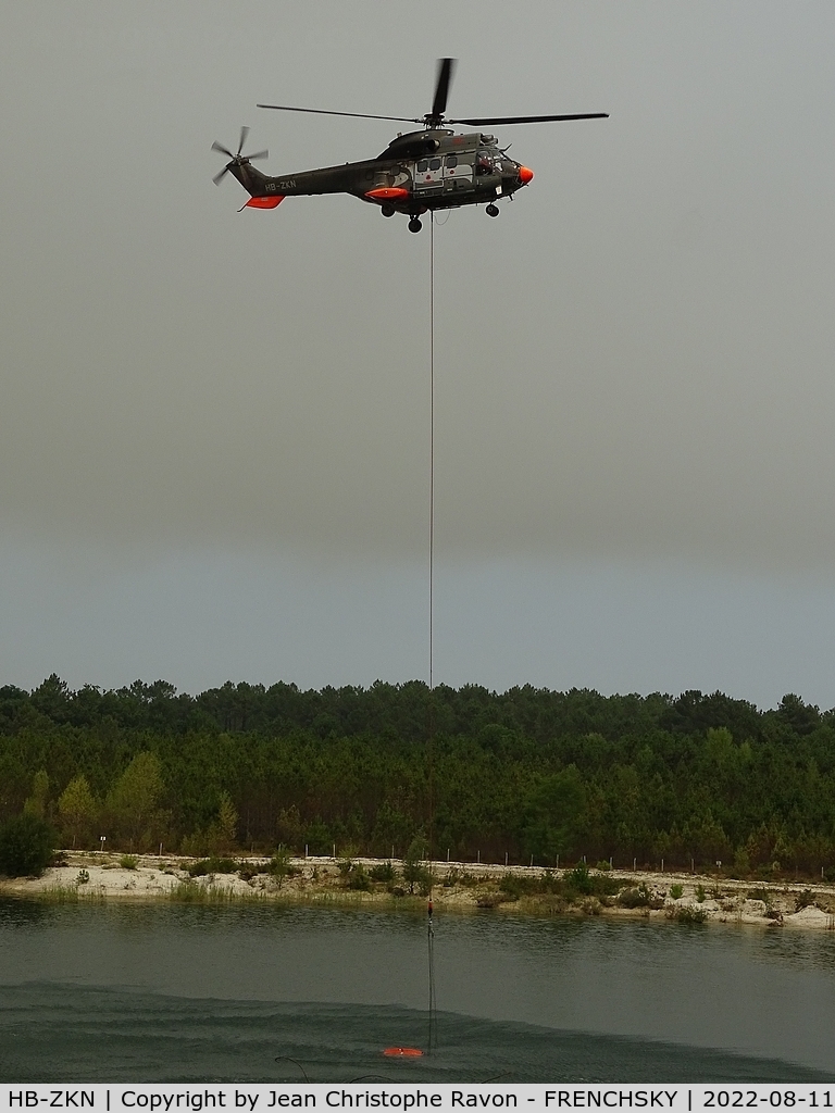 HB-ZKN, 2008 Aérospatiale AS-332C-1 Super Puma C/N 9010, SAF International dans la fumée du feu de Belin Beliet - Hostens à l'écopage