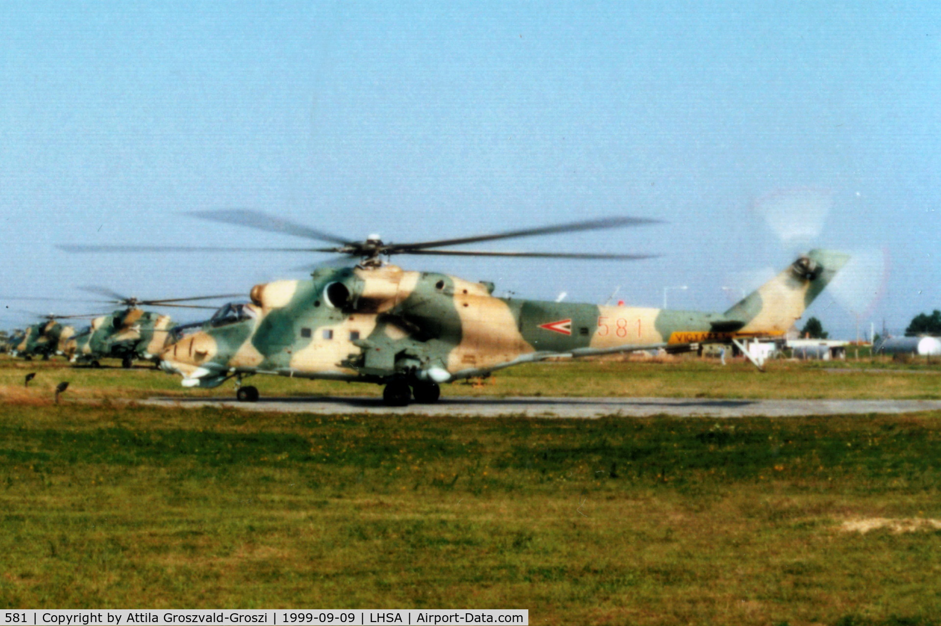 581, 1985 Mil Mi-24D Hind C/N 220581, LHSA - Szentkirályszabadja Airport, Hungary - 1999 Airshow