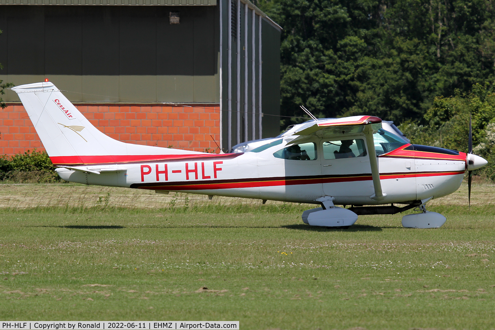PH-HLF, Cessna 182P Skylane C/N 18264085, at ehmz