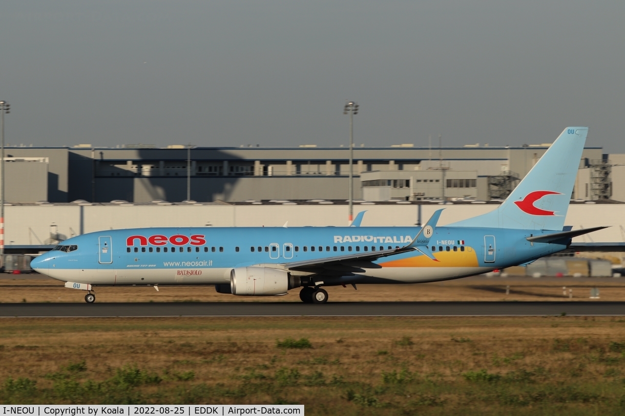 I-NEOU, 2002 Boeing 737-86N C/N 29887, Early morning departure to Tenerife.