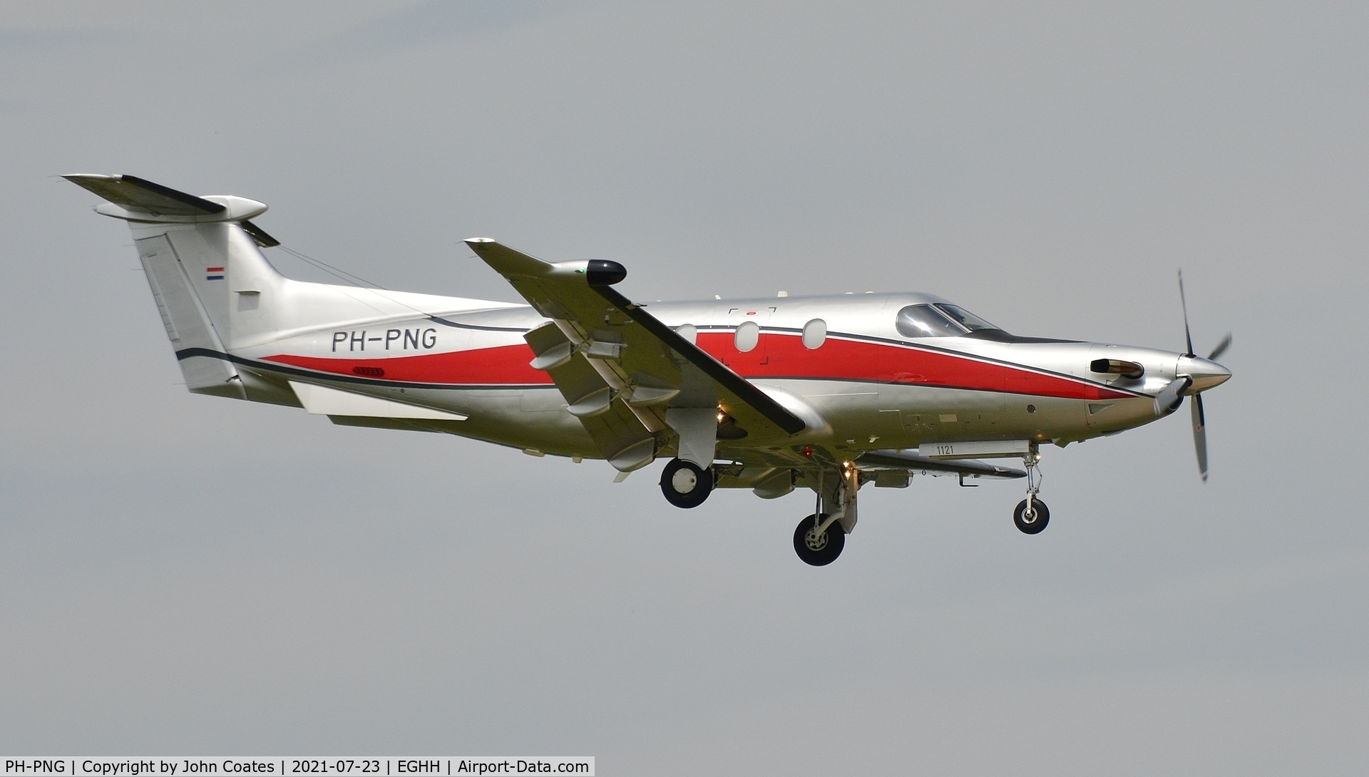 PH-PNG, 2009 Pilatus PC-12/47E C/N 1121, On approach to 08
