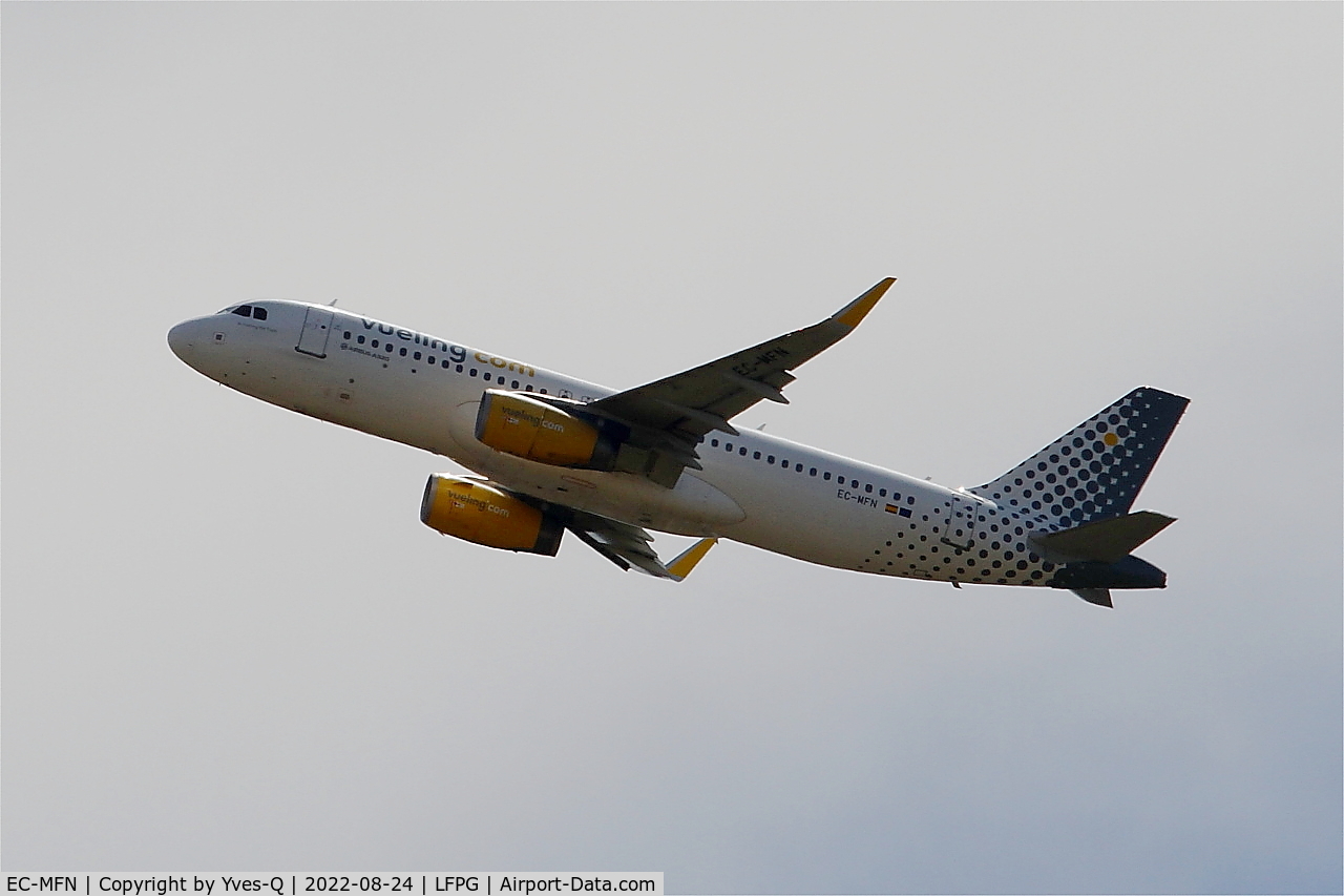 EC-MFN, 2015 Airbus A320-232 C/N 6594, Airbus A320-232, Take off rwy 08L, Roissy Charles De Gaulle airport (LFPG-CDG)
