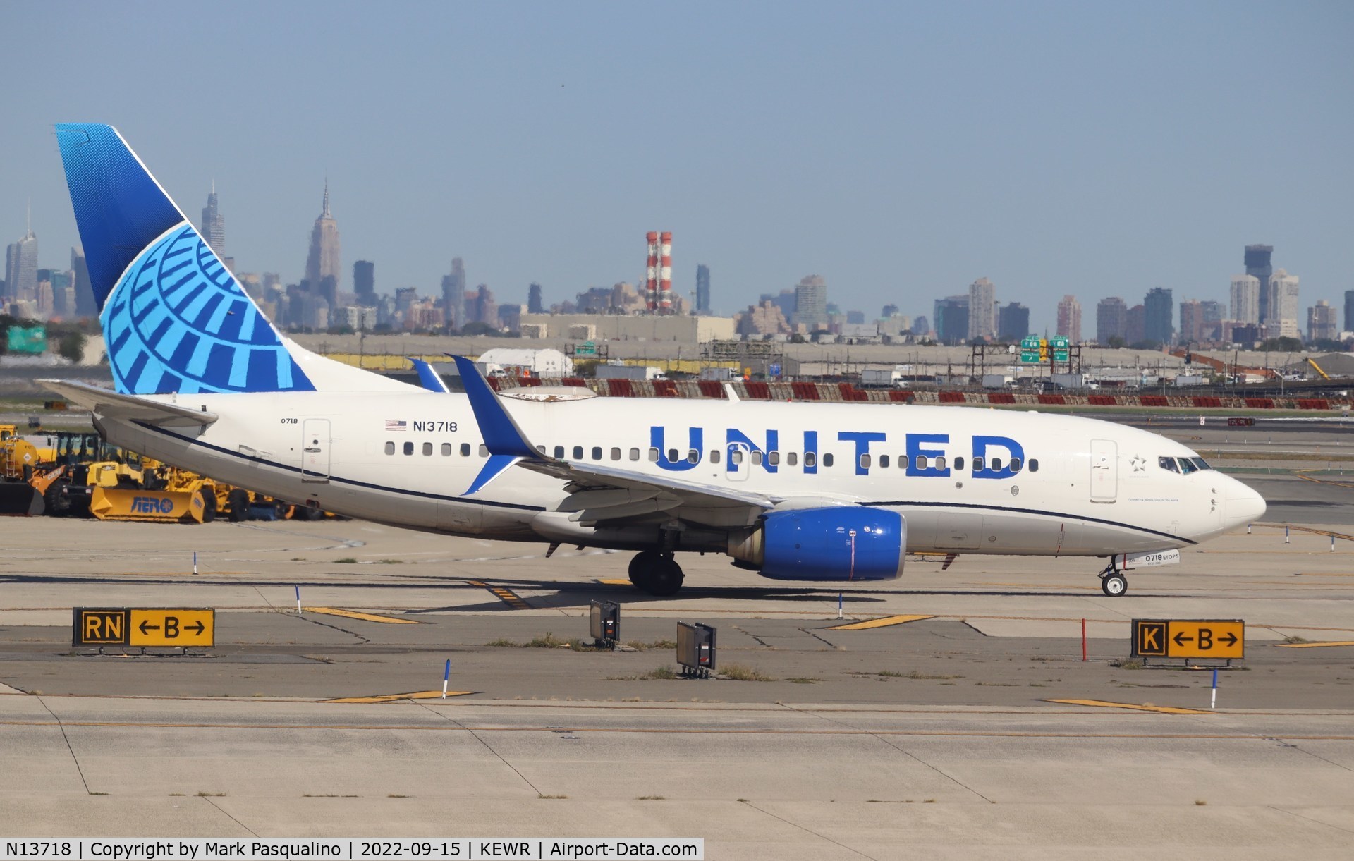 N13718, 1999 Boeing 737-724 C/N 28937, Boeing 737-724