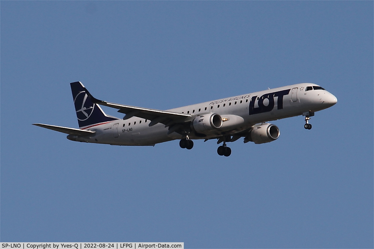 SP-LNO, 2007 Embraer 195LR (ERJ-190-200LR) C/N 19000084, Embraer 195LR, Short approach rwy 09L, Roissy Charles De Gaulle airport (LFPG-CDG)