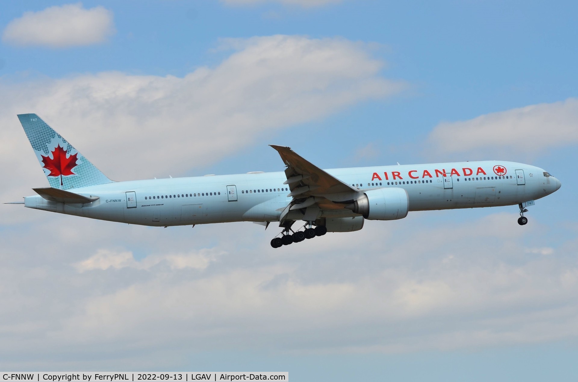 C-FNNW, 2014 Boeing 777-333/ER C/N 43250, Air Canada B773 landing