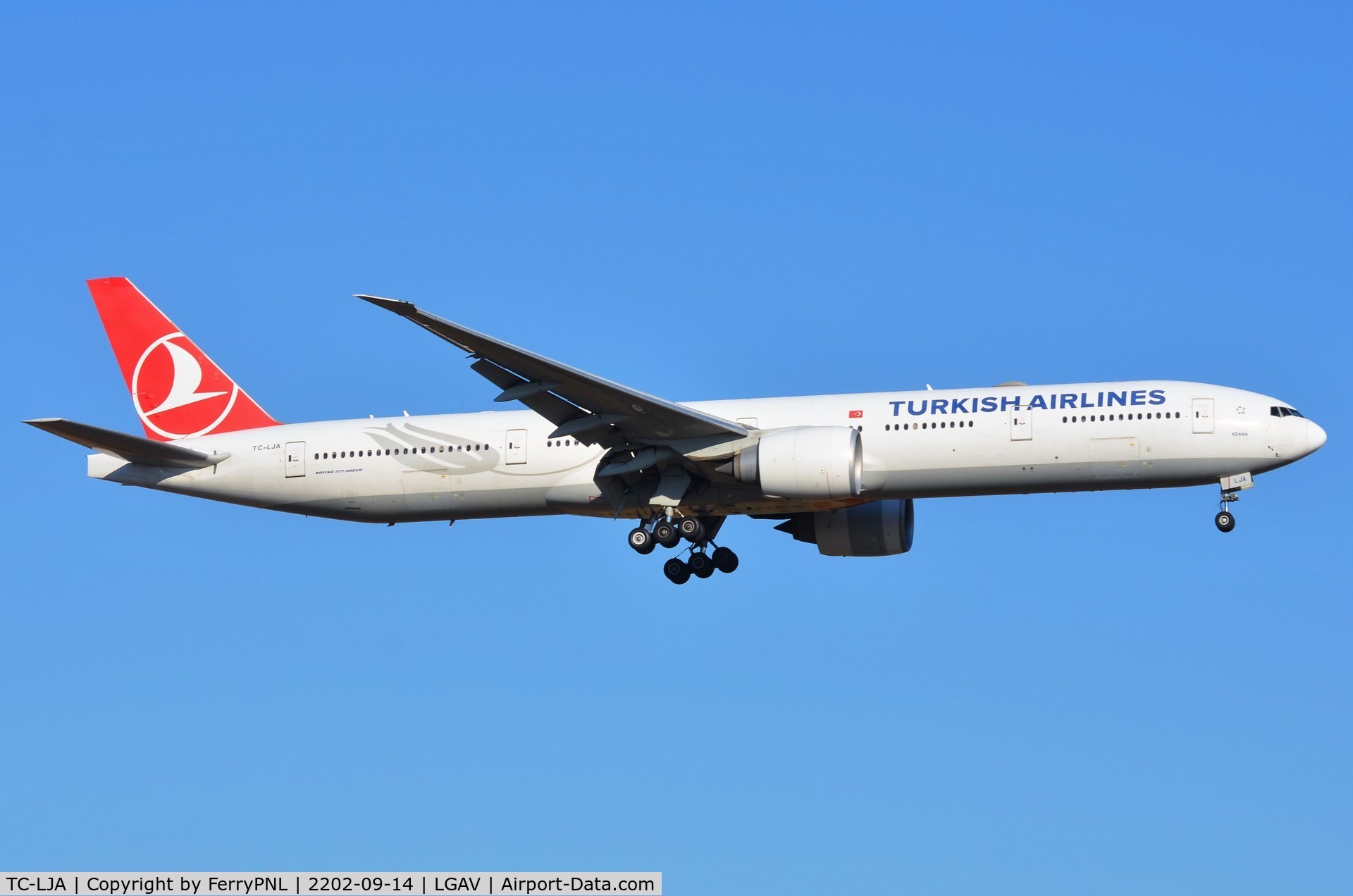 TC-LJA, 2015 Boeing 777-3F2/ER C/N 44121, Turkish B773 landing