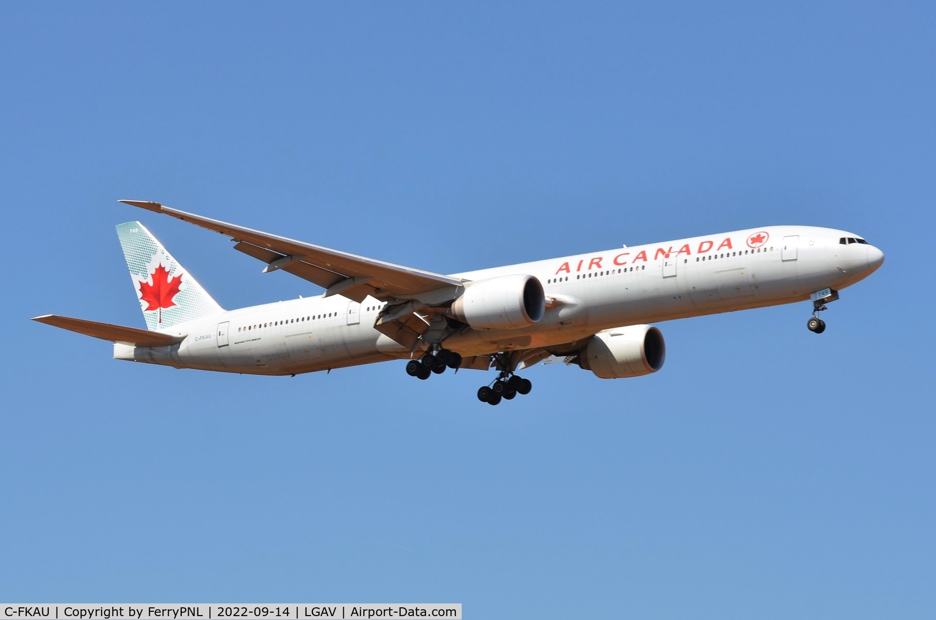 C-FKAU, 2016 Boeing 777-333/ER C/N 62401, Air Canada B773 landing