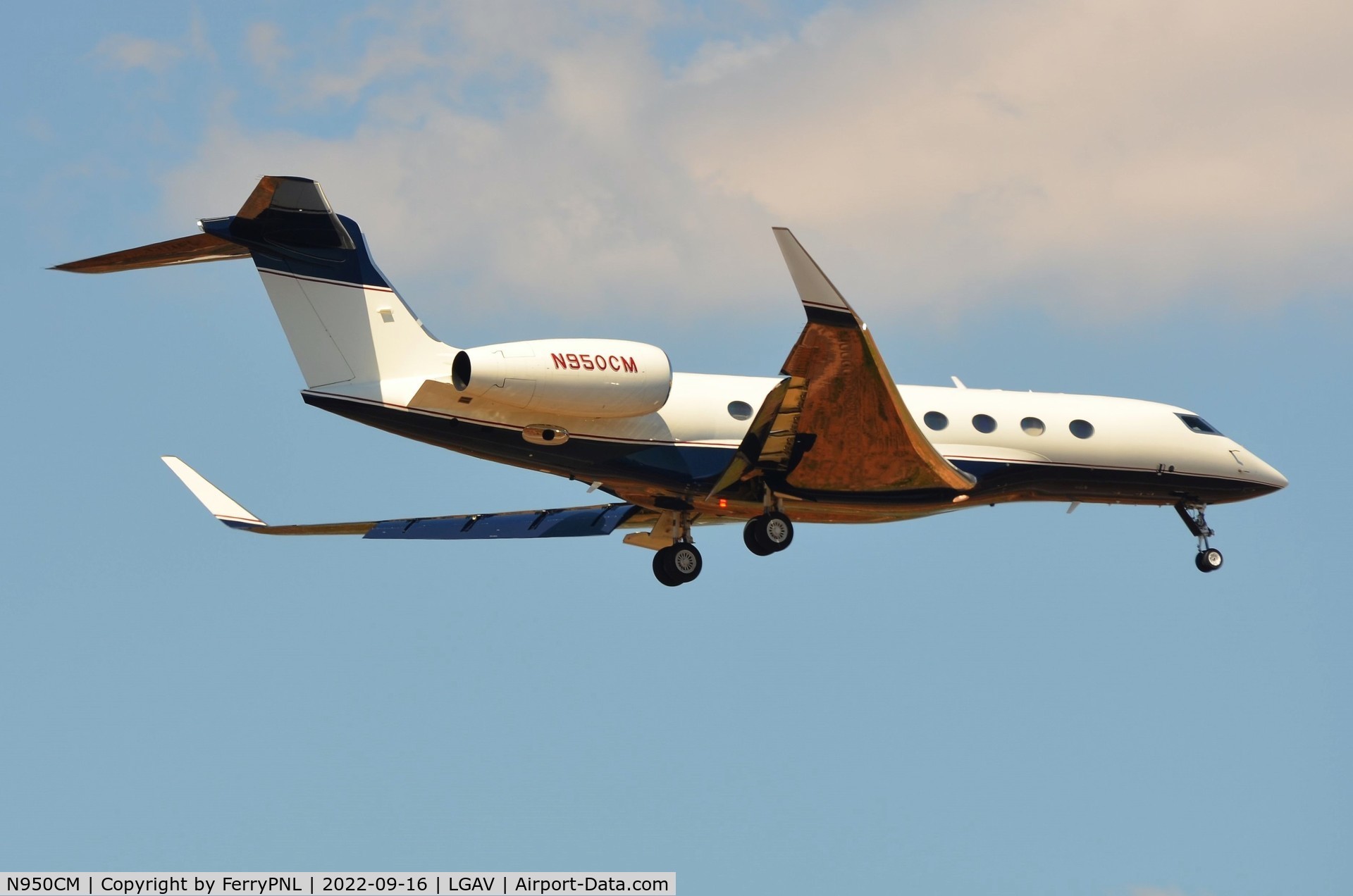 N950CM, 2016 Gulfstream G-VI (G650ER) C/N 6270, Oaktree Capital Management G650ER landing