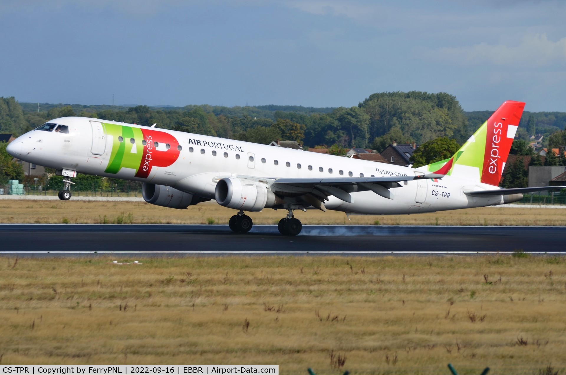 CS-TPR, 2011 Embraer 190LR (ERJ-190-100LR) C/N 19000460, Smoke, TAP ERJ190 landing