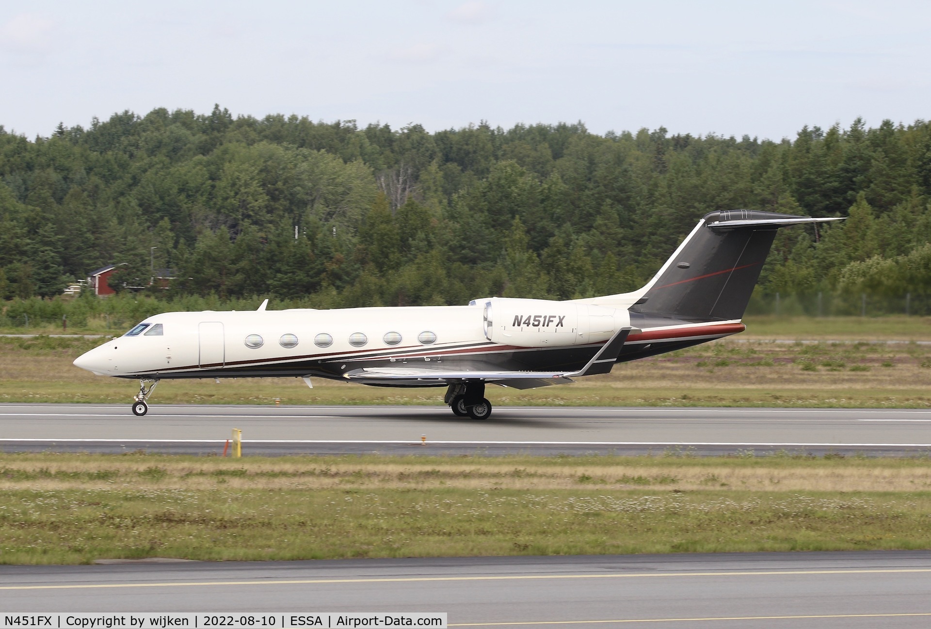 N451FX, 2015 Gulfstream Aerospace GIV-X (G450) C/N 4332, RWY 26