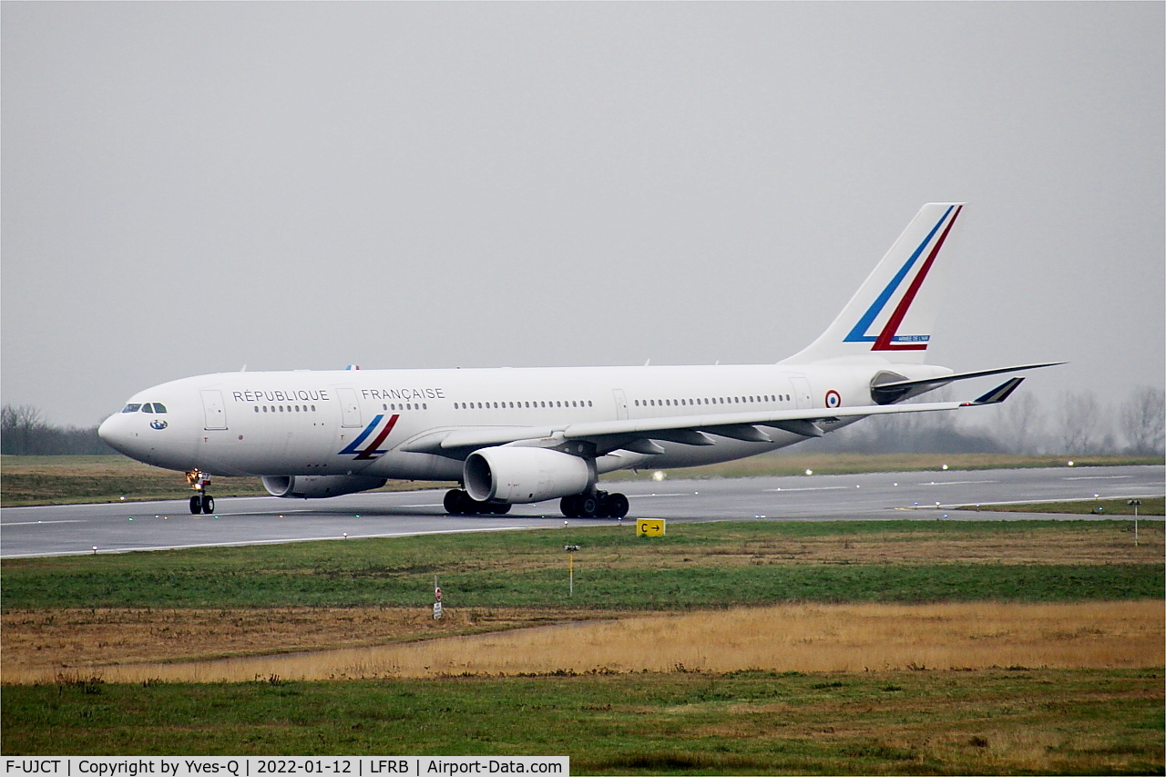 F-UJCT, 2015 Airbus A330-243 C/N 1657, Airbus A330-200, Lining up rwy 07R, Brest-Bretagne airport (LFRB-BES)