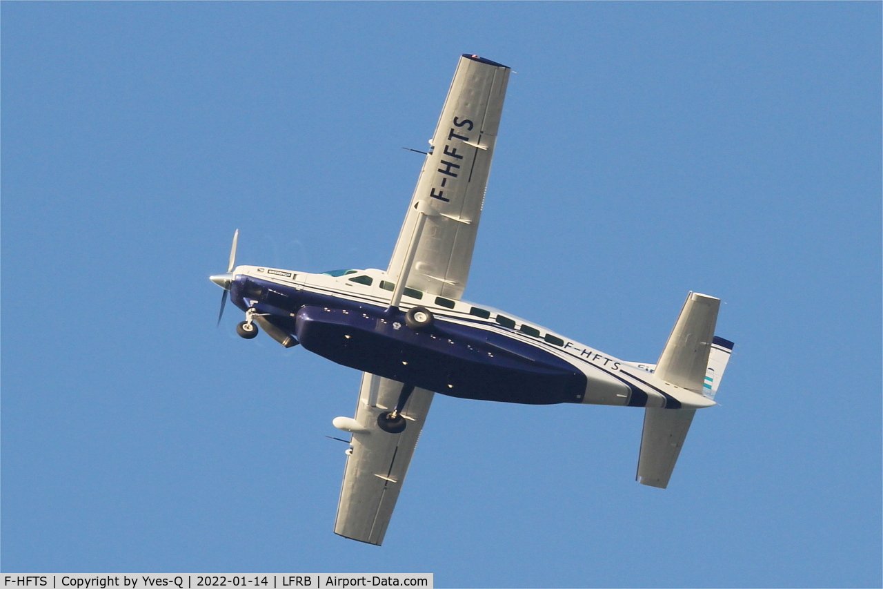 F-HFTS, 2016 Cessna 208B Grand Caravan C/N 208B5265, Textron Aviation Inc. Grand Caravan 208B, Climbing from rwy 25L, Brest-Bretagne airport (LFRB-BES)