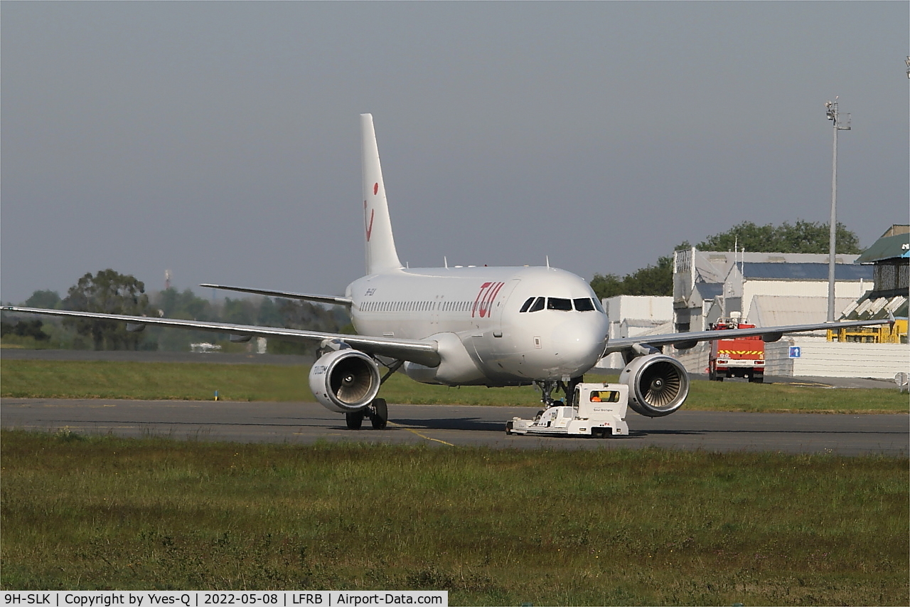 9H-SLK, 2002 Airbus A320-214 C/N 1725, Airbus A320-214, Push back, Brest-Bretagne Airport (LFRB-BES)