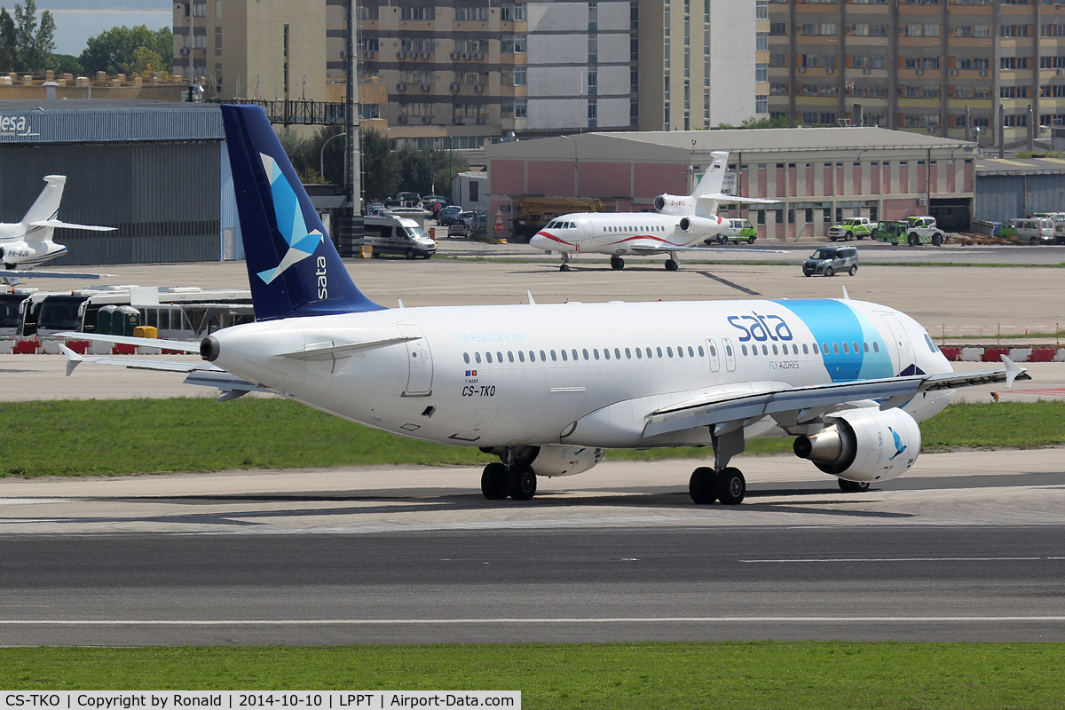 CS-TKO, 2009 Airbus A320-214 C/N 3891, at lis
