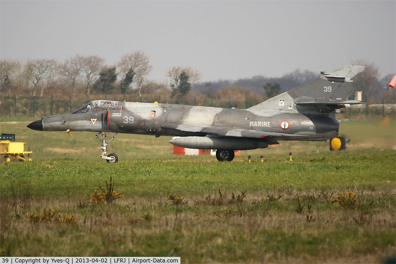 39, Dassault Super Etendard C/N 39, Dassault Super Etendard M (SEM), Taxiing to holding point Rwy 08, Landivisiau Naval Air Base (LFRJ)