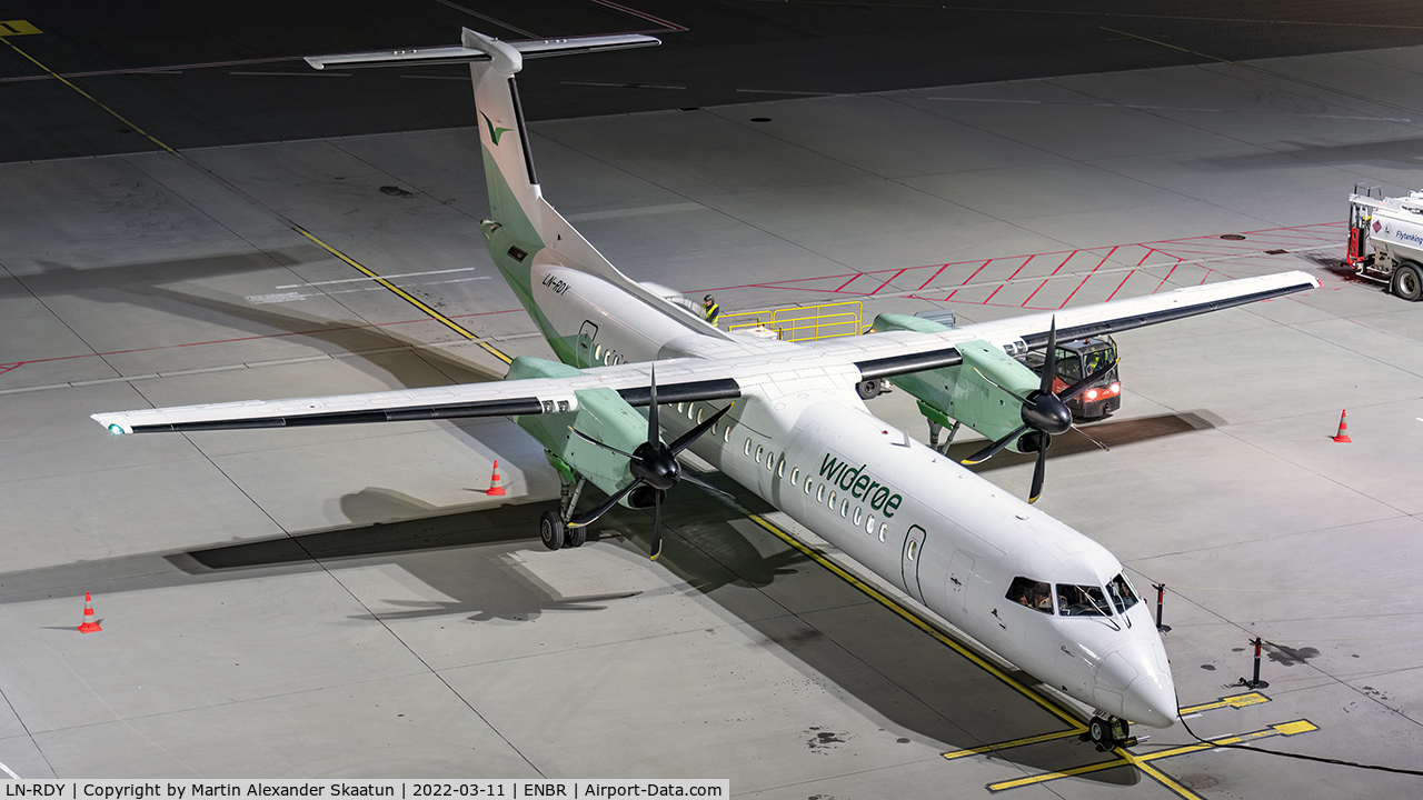 LN-RDY, 2002 De Havilland Canada DHC-8-402Q Dash 8 C/N 4062, Parked to the terminal in the evening.