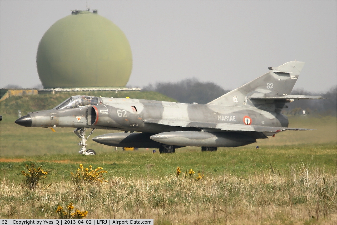 62, Dassault Super Etendard C/N 76, Dassault Super Etendard M, Taxiing to holding point rwy 08, Landivisiau Naval Air Base (LFRJ)