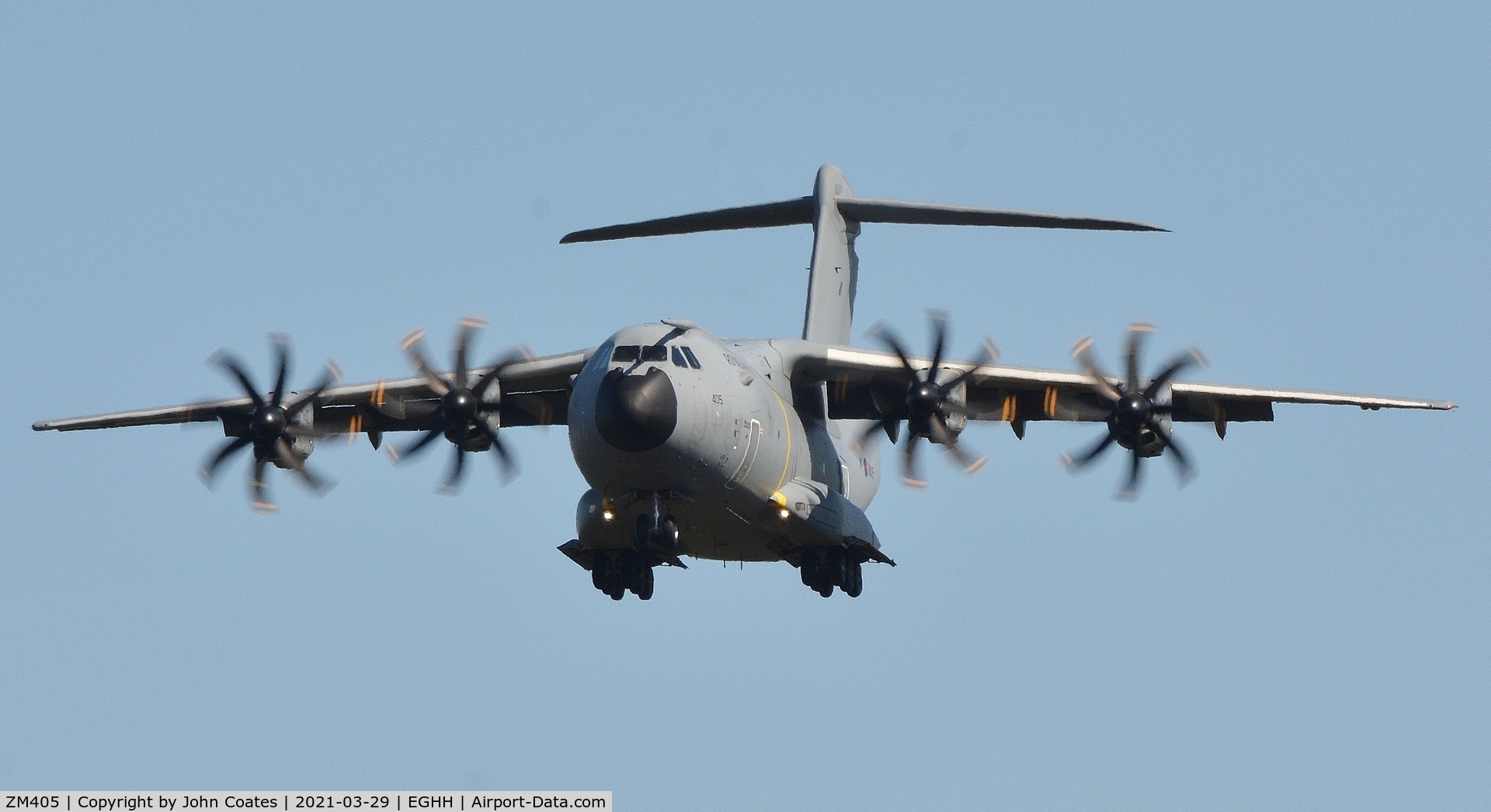 ZM405, 2015 Airbus A400M Atlas C.1 C/N 024, Training approach to 26