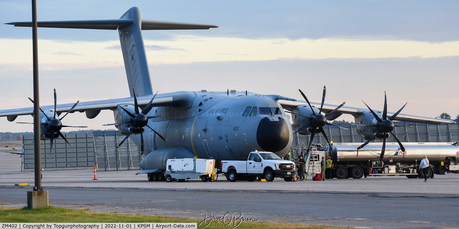 ZM402, 2014 Airbus A400M Atlas C.1 C/N 017, topping her off before putting her to bed.