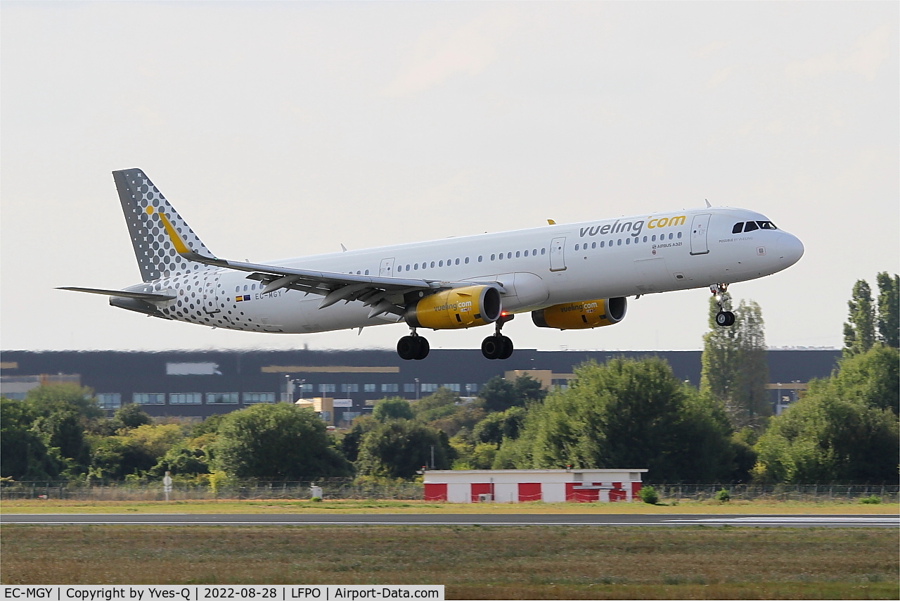 EC-MGY, 2015 Airbus A321-231 C/N 6638, Airbus A321-231, On final rwy 06, Paris Orly Airport (LFPO-ORY)