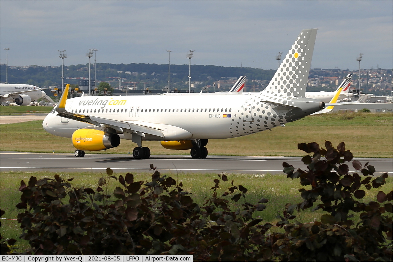 EC-MJC, 2015 Airbus A320-232 C/N 6841, Airbus A320-232, Taxiing rwy 24, Paris-Orly airport (LFPO-ORY)