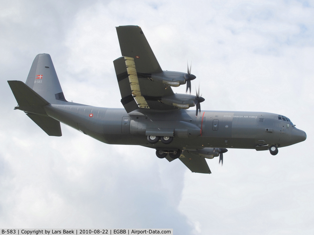 B-583, 2004 Lockheed Martin C-130J-30 Super Hercules C/N 382-5583, RWY33 Arrive