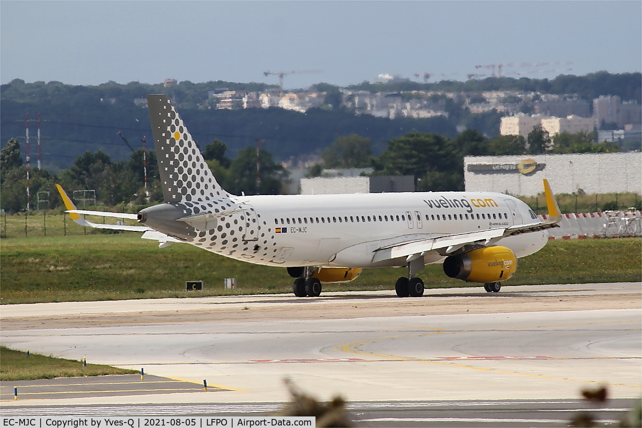 EC-MJC, 2015 Airbus A320-232 C/N 6841, Airbus A320-232, Taxiing rwy 24, Paris-Orly airport (LFPO-ORY)