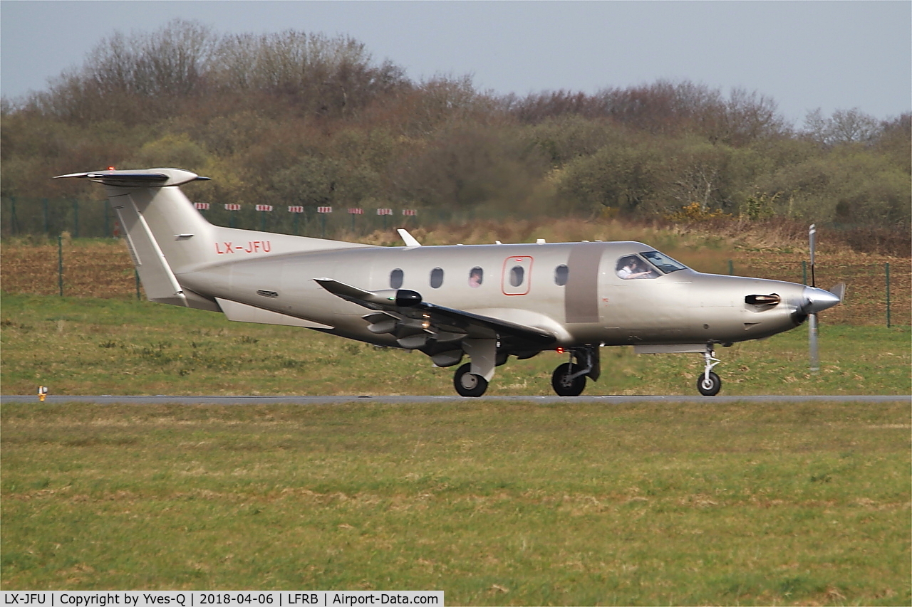 LX-JFU, 2012 Pilatus PC-12/47E C/N 1356, Pilatus PC-1247E, Taxiing rwy 25L, Brest-Bretagne Airport (LFRB-BES)