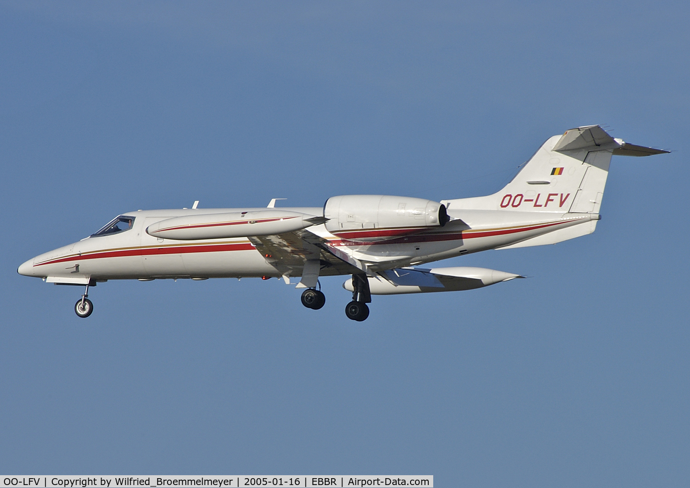 OO-LFV, 1982 Gates Learjet 35A C/N 481, Final to runway 25R.