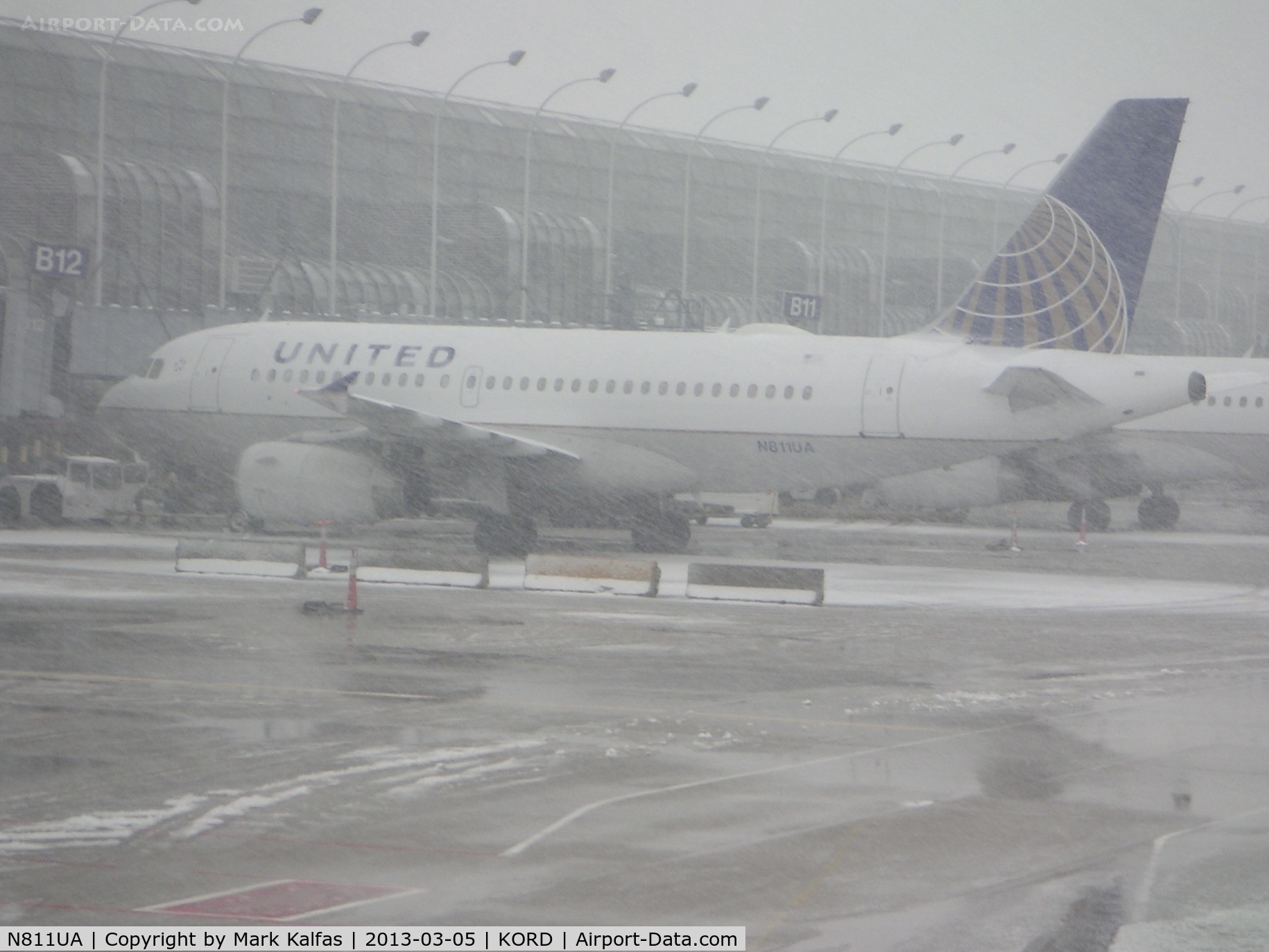 N811UA, 1998 Airbus A319-131 C/N 847, United A319,  N811UA Airbus A319-232 at gat B12 ORD during a snowstorm
