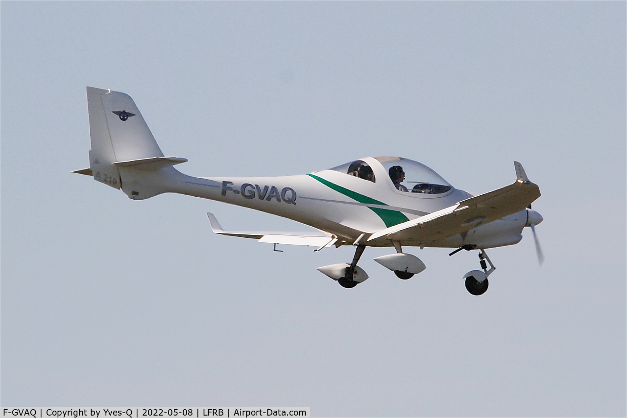 F-GVAQ, Aquila A210 (AT01) C/N AT01-104, Aquila A210 (AT01), On final rwy 07R, Brest-Bretagne Airport (LFRB-BES)