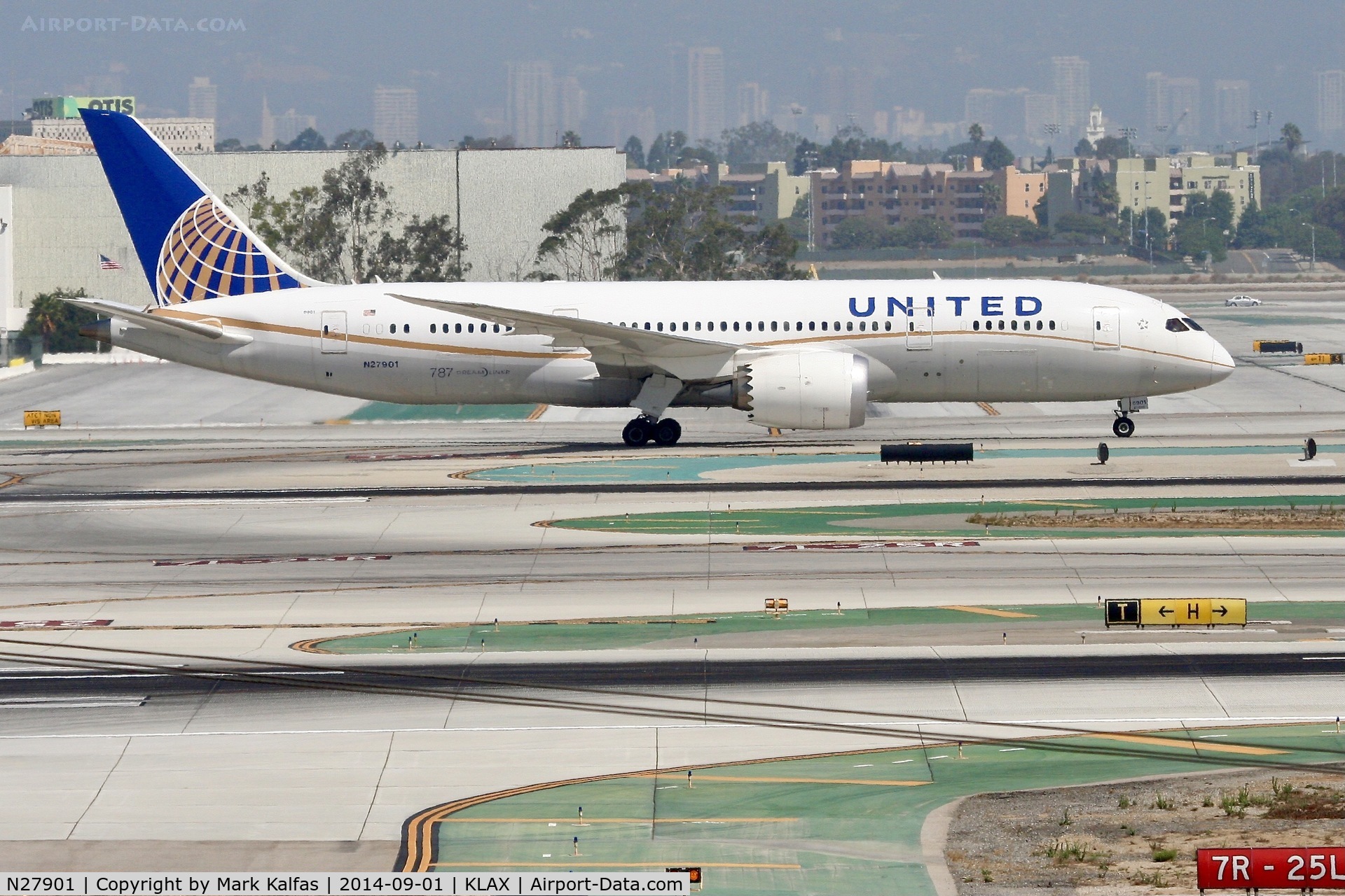 N27901, 2012 Boeing 787-8 Dreamliner C/N 34821, B788 United Boeing 787-8, N27901 at LAX