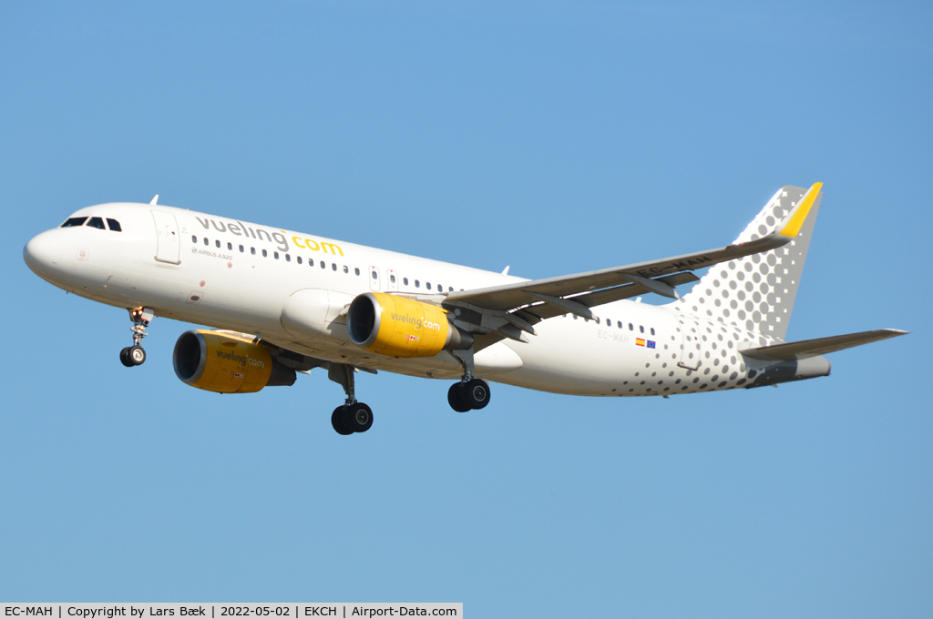 EC-MAH, 2014 Airbus A320-214 C/N 6039, RWY22L