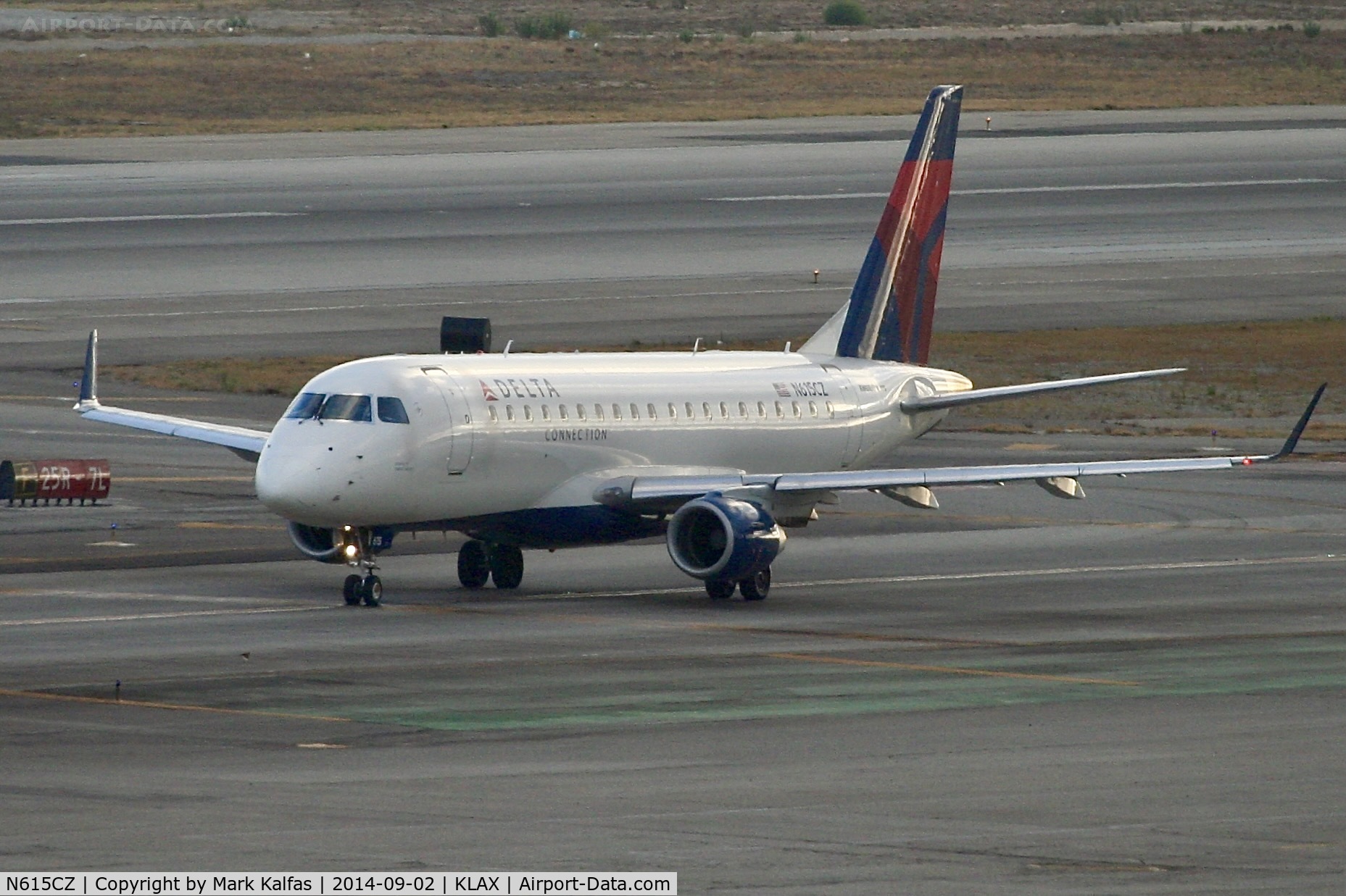 N615CZ, 2008 Embraer 175LR (ERJ-170-200LR) C/N 17000207, SkyWest/Delta Connection Embraer 175LR, N615CZ Taxiing to 25R LAX