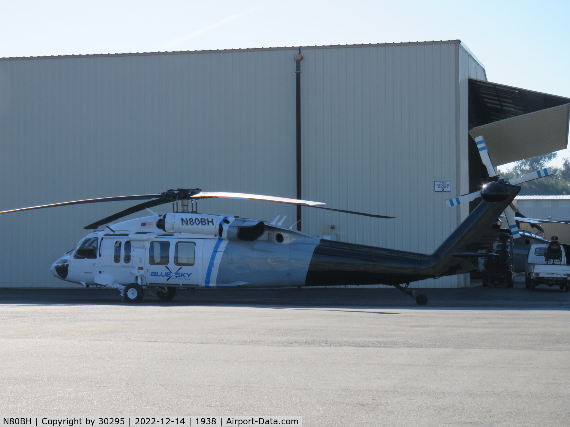 N80BH, 1987 Sikorsky EH-60A Black Hawk C/N 70-1196 (87-24660), Being moved around