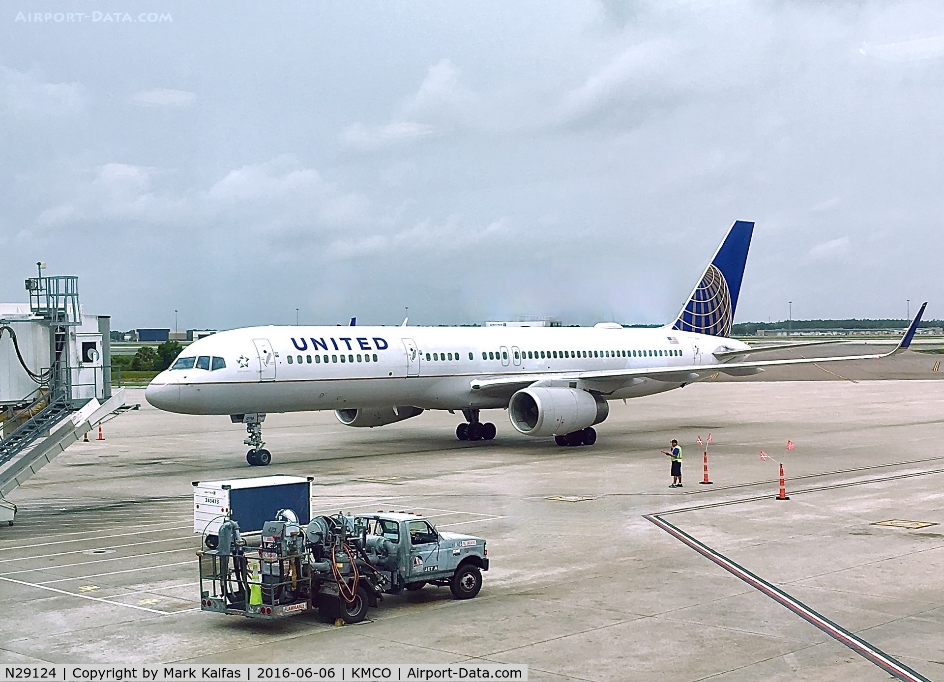 N29124, 1998 Boeing 757-224 C/N 27565, United Airlines Boeing 757-224, N29124 pulling in at MCO