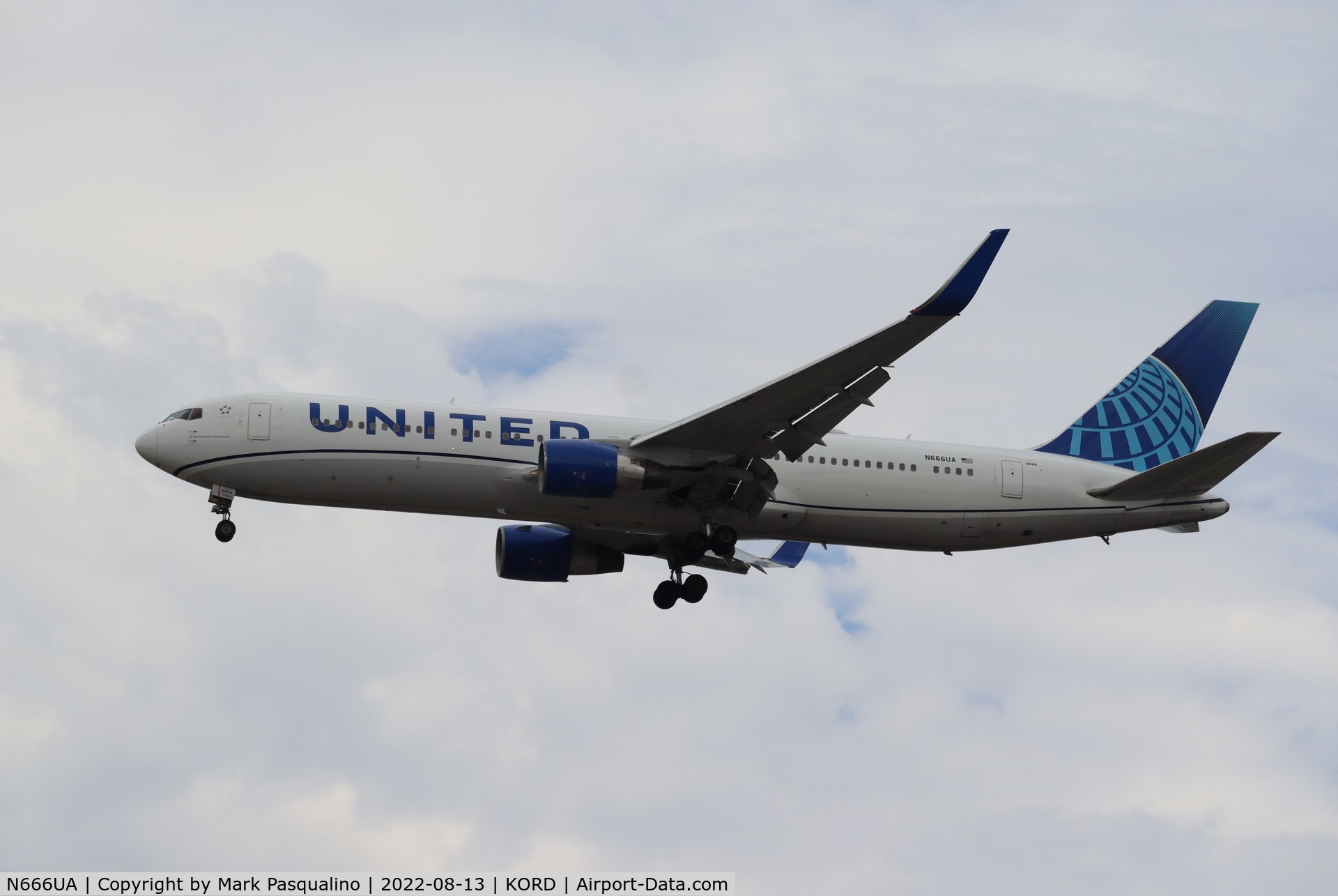 N666UA, 1998 Boeing 767-322 C/N 29238, Boeing 767-322