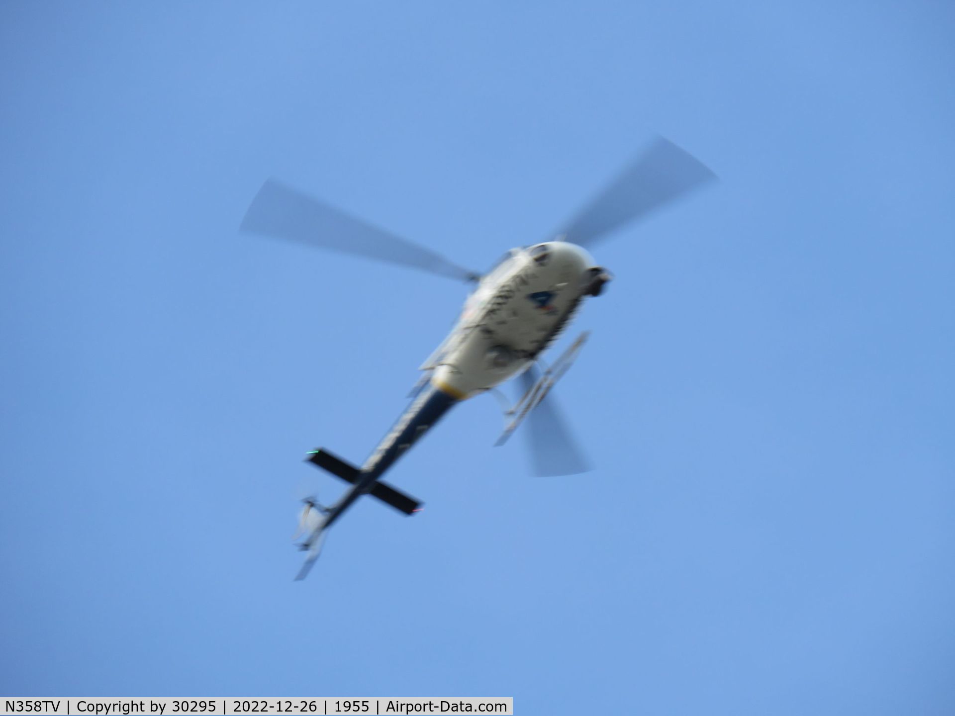 N358TV, 2004 Eurocopter AS-350B-2 Ecureuil Ecureuil C/N 3788, Headed east behind Channel 5